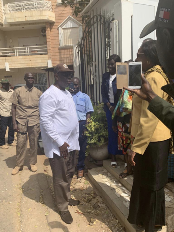 Présidentielle 2019 : Quand le candidat Macky Sall fait du porte à porte dans son quartier à Mermoz Présidentielle 2019 : Quand le candidat Macky Sall fait du porte à porte dans son quartier à Mermoz
