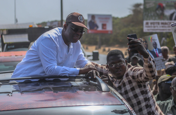 La banlieue dakaroise déroule le tapis rouge à Macky et bat le record d'affluence La banlieue dakaroise déroule le tapis rouge à Macky et bat le record d'affluence