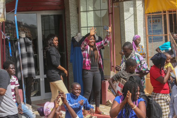 La banlieue dakaroise déroule le tapis rouge à Macky et bat le record d'affluence La banlieue dakaroise déroule le tapis rouge à Macky et bat le record d'affluence
