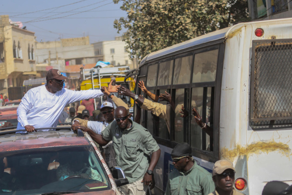La banlieue dakaroise déroule le tapis rouge à Macky et bat le record d'affluence La banlieue dakaroise déroule le tapis rouge à Macky et bat le record d'affluence