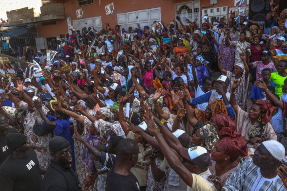 La banlieue dakaroise déroule le tapis rouge à Macky et bat le record d'affluence La banlieue dakaroise déroule le tapis rouge à Macky et bat le record d'affluence