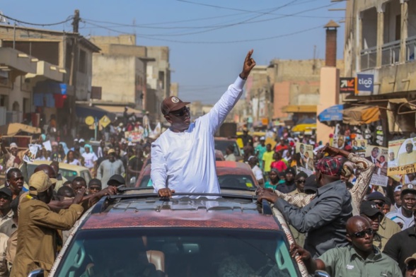 Campagne électorale – Macky défie Khalifa Sall à Grand Yoff sous les ovations de la population Campagne électorale – Macky défie Khalifa Sall à Grand Yoff sous les ovations de la population