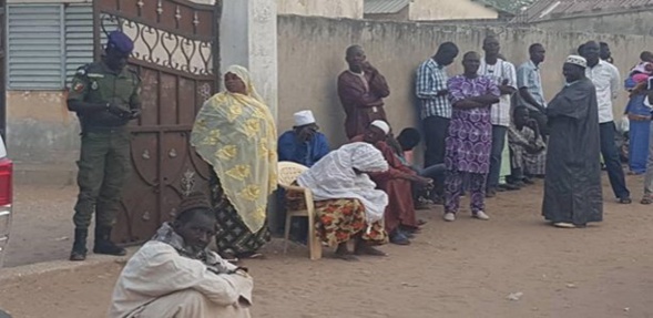 TATTAGUINE : Le vote a démarré au centre de vote du candidat Issa Sall