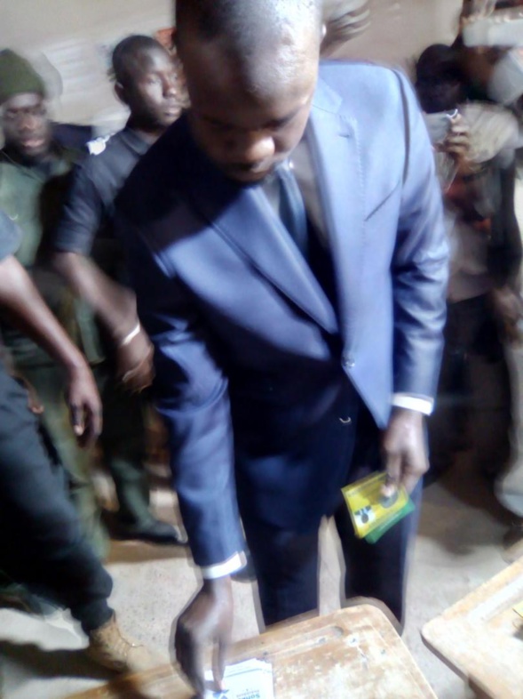 Les images du vote du candidat Ousmane Sonko Les images du vote du candidat Ousmane Sonko