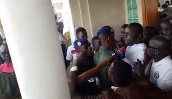 Vidéo – Présidentielle 2019 : Déthié Fall malmené, des militants d’Idy 2019 arrêtés