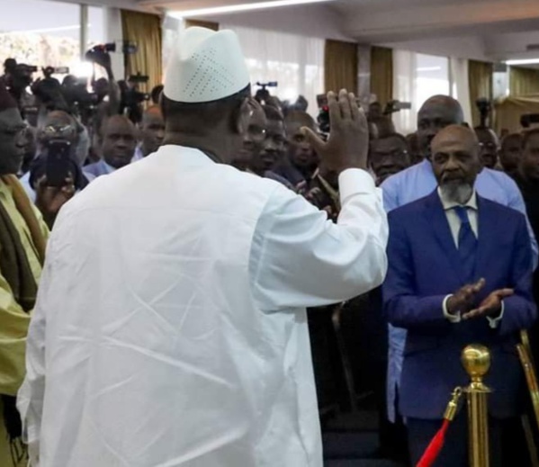 Arrêt sur image! Pape Samba Mboup acclamant le Pr Macky
