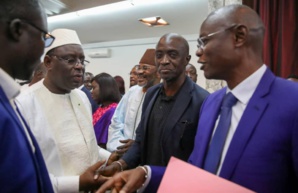 Arrêt sur image! Johnson Mbengue, l'ami de l'élite, posant avec "You" et Macky Arrêt sur image! Johnson Mbengue, l'ami de l'élite, posant avec "You" et Macky