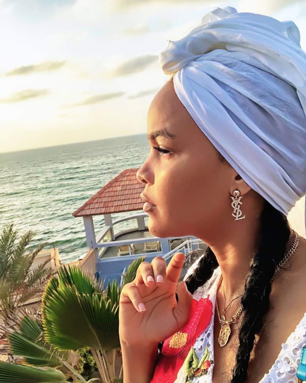 Karina toute resplendissante dans sa... "Ndokette" Karina toute resplendissante dans sa... "Ndokette"