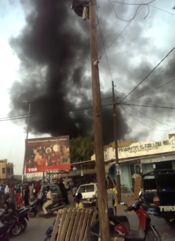 URGENT / TOUBA : Incendie au marché Ocass URGENT / TOUBA : Incendie au marché Ocass