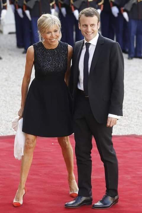 Arrêt sur image! Pourquoi Mme Macron écarte toujours les jambes ? Arrêt sur image! Pourquoi Mme Macron écarte toujours les jambes ?