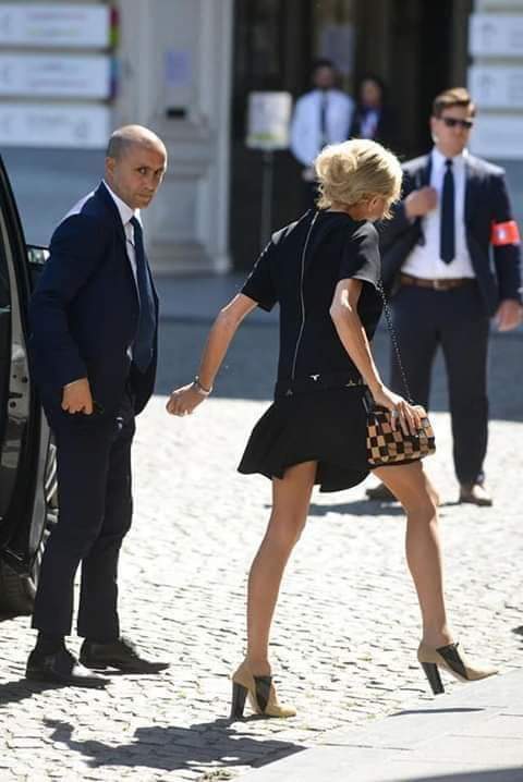 Arrêt sur image! Pourquoi Mme Macron écarte toujours les jambes ? Arrêt sur image! Pourquoi Mme Macron écarte toujours les jambes ?