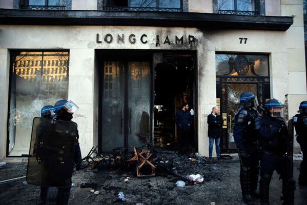 « Gilets jaunes » : l’IGPN saisie à la suite d’une vidéo montrant un policier prenant des vêtements