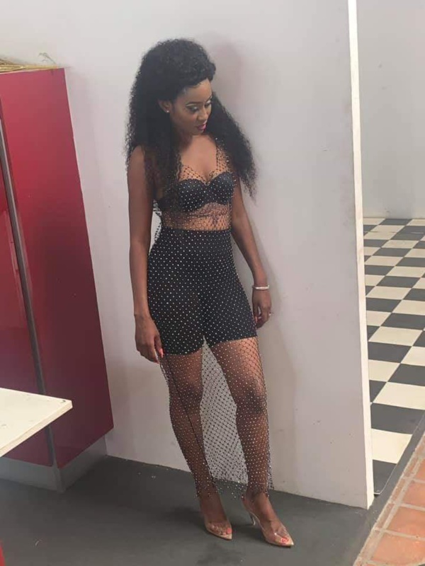 Queen Biz sexy dans sa ...petite tenue!