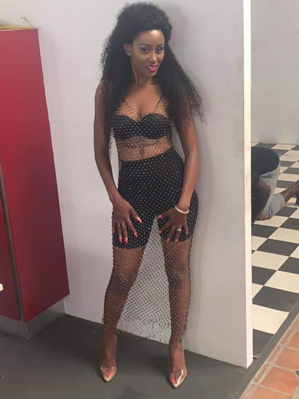 Queen Biz sexy dans sa ...petite tenue!
