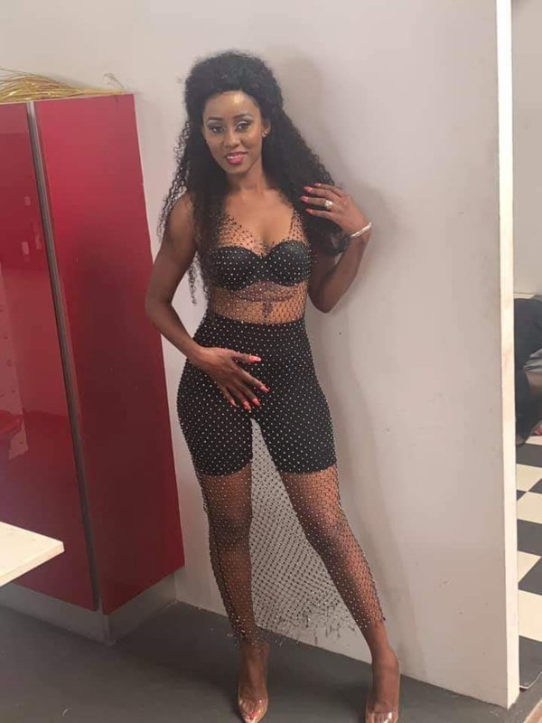 Queen Biz sexy dans sa ...petite tenue!
