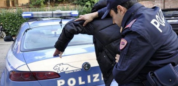 Italie : Un Gambien attaque un poste de police et blesse deux agents Italie : Un Gambien attaque un poste de police et blesse deux agents