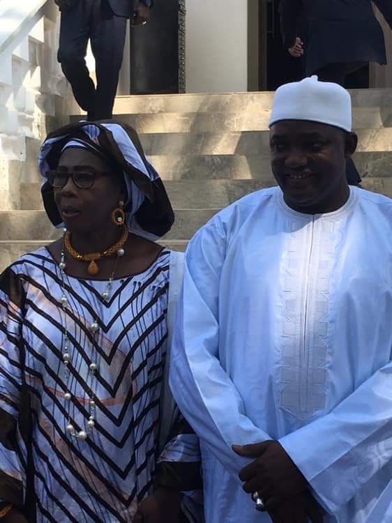 Adama Barrow pose avec la Vice Présidente de la Gambie