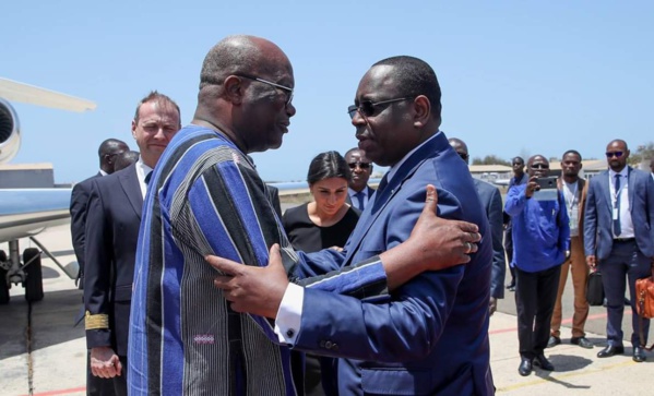 Les images exclusives de l'arrivée du PR Kabore à Dakar Les images exclusives de l'arrivée du PR Kabore à Dakar
