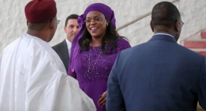 Investi dans sa fonction de président du Sénégal: Macky Sall reçoit les félicitations de Marième Faye Sall et ses enfants Investi dans sa fonction de président du Sénégal: Macky Sall reçoit les félicitations de Marième Faye Sall et ses enfants