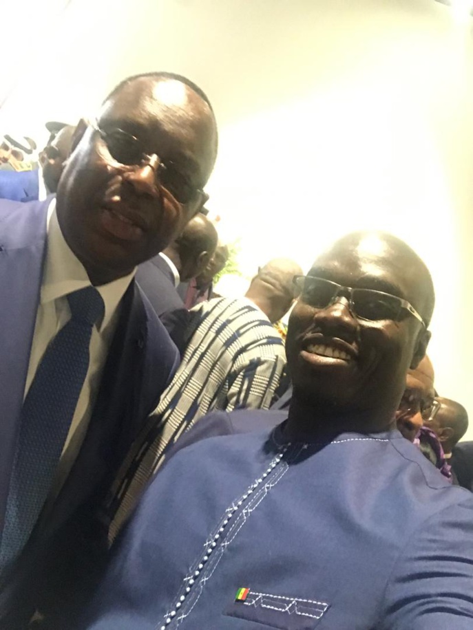 Arrêt sur image! Le selfie de Libass Bass avec le couple Présidentiel Arrêt sur image! Le selfie de Libass Bass avec le couple Présidentiel