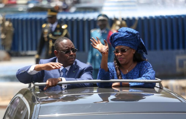 Bizarrement, à chaque prestation de serment du Pr Sall, la Première Dame "s'embellit" d'henné?