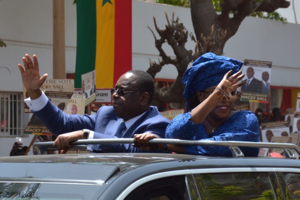 Bizarrement, à chaque prestation de serment du Pr Sall, la Première Dame "s'embellit" d'henné?