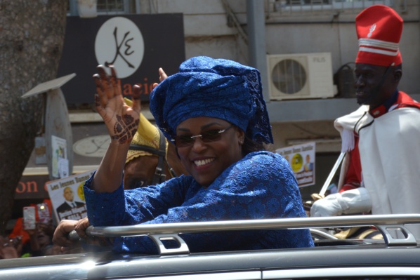Bizarrement, à chaque prestation de serment du Pr Sall, la Première Dame "s'embellit" d'henné?