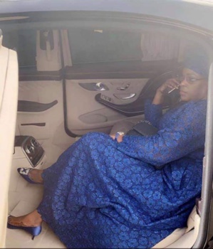 Cette image rare de la Première Dame dans la limousine Présidentielle