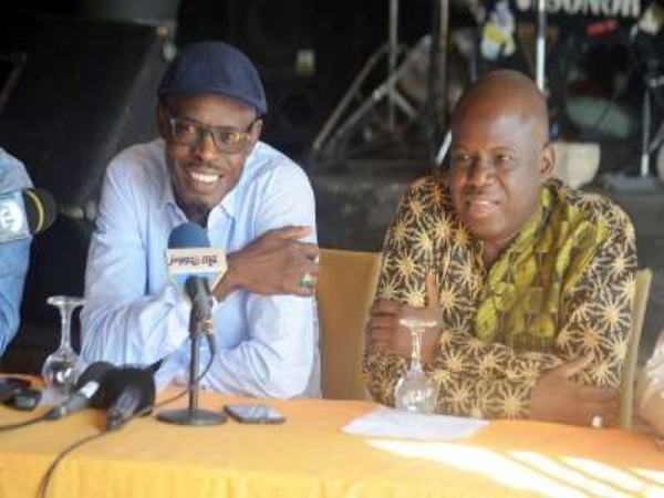 Pape Fall en chemise bleue Pape Fall en chemise bleue