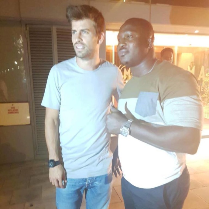Arret sur image – Modou Lo et Gérard Piqué prennent la pose