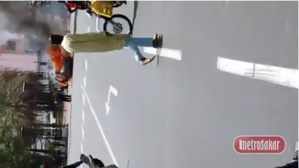 Urgent – Une voiture prend feu devant le Palais de la République Urgent – Une voiture prend feu devant le Palais de la République