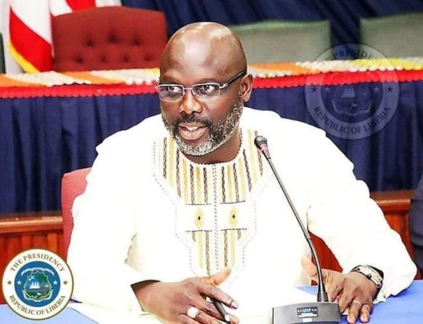 Liberia : le président George Weah privé de bureau par… deux serpents