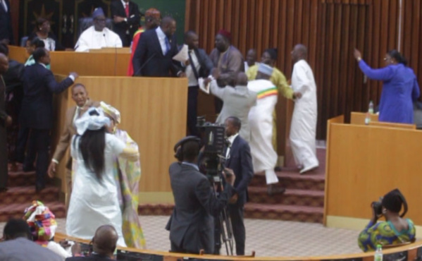 Assemblée Nationale : Les Alliés De Macky Chargés De « Guillotiner » Ousmane SONKO Assemblée Nationale : Les Alliés De Macky Chargés De « Guillotiner » Ousmane SONKO