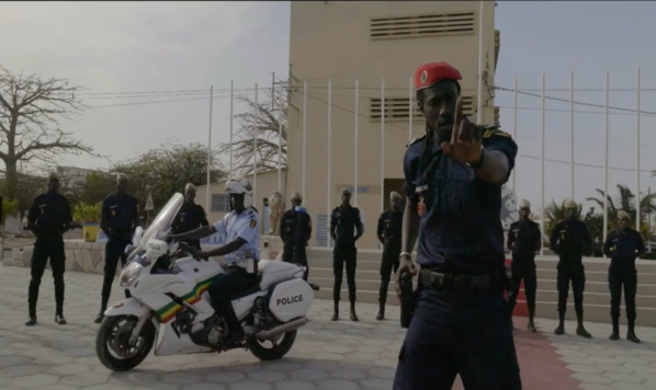 « POLICE », LE NOUVEAU CLIP DE CARLOU D « POLICE », LE NOUVEAU CLIP DE CARLOU D