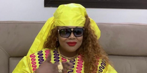 Amina Poté refait surface et rayonne en tenue de grande dame Amina Poté refait surface et rayonne en tenue de grande dame