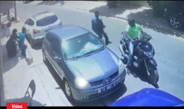 L'un des agresseurs en scooter arrache le sac d'une dame en plein jour