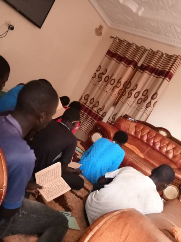 Photos (05) – Pour son anniversaire, Astou Traoré fait appel à des talibés pour le « Kamil » Photos (05) – Pour son anniversaire, Astou Traoré fait appel à des talibés pour le « Kamil »