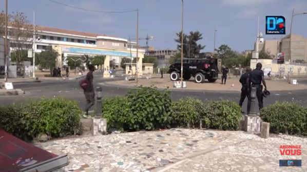 Chaude matinée à l'Ucad : Des étudiants blessés, des journées sans tickets... pour le paiement des bourses Chaude matinée à l'Ucad : Des étudiants blessés, des journées sans tickets... pour le paiement des bourses