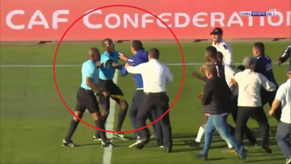 Coupe CAF : L'arbitre Sénégalais Maguette Ndiaye sévèrement tabassé par les joueurs Tunisiens Coupe CAF : L'arbitre Sénégalais Maguette Ndiaye sévèrement tabassé par les joueurs Tunisiens