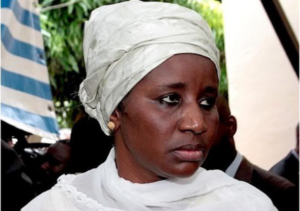 Fonction publique : Mariama Sarr recrute famille… Fonction publique : Mariama Sarr recrute famille…