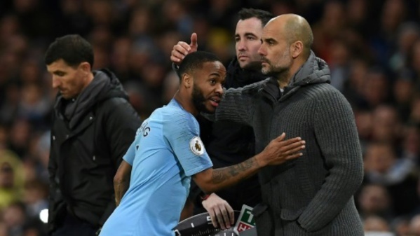 L'attaquant de Manchester City Raheem Sterling félicité par son entraîneur Pep Guardiola lors de son remplacement contre Watford en Championnat, le 9 mars 2019 à Manchester