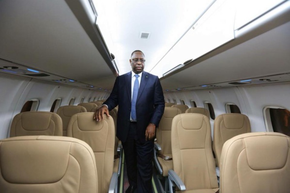 Regardez, le Président Macky Sall dans l'avion d'AIR SENEGAL pour Paris 