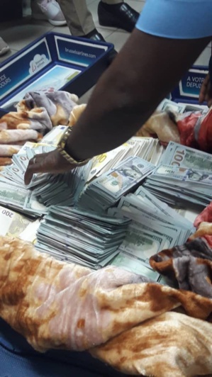 Ahmad Hachem, français d’origine libanaise, tombe avec deux valises de presque... 3 milliards de f Cfa en coupures d’Euros Ahmad Hachem, français d’origine libanaise, tombe avec deux valises de presque... 3 milliards de f Cfa en coupures d’Euros