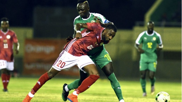 Lors des éliminatoires, les Malgaches de Romain Metanire (ici en rouge) ont su résister aux Sénégalais emmenés par Sadio Mané (en vert)