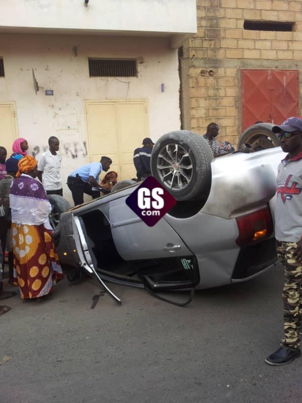 URGENT: Un véhicule Toyota Corolla se renverse avec 3 femmes à son bord URGENT: Un véhicule Toyota Corolla se renverse avec 3 femmes à son bord