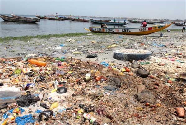 REJETS INDUSTRIELS, DÉCHETS MÉNAGERS, PÉRIL PLASTIQUE- LES COTES SENEGALAISES, A L’AGONIE !