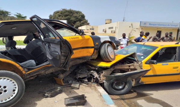 PHOTOS- Violent accident devant l’Ecole des officiers de la gendarmerie à Ouakam