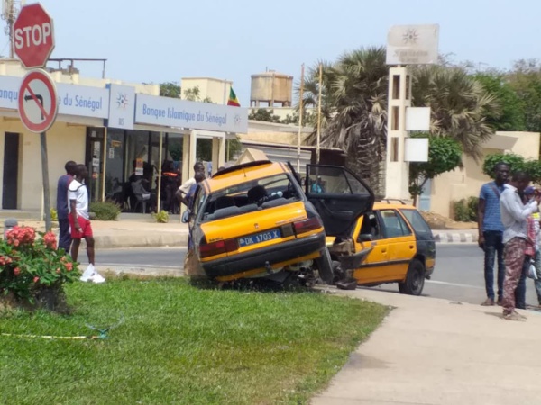 PHOTOS- Violent accident devant l’Ecole des officiers de la gendarmerie à Ouakam