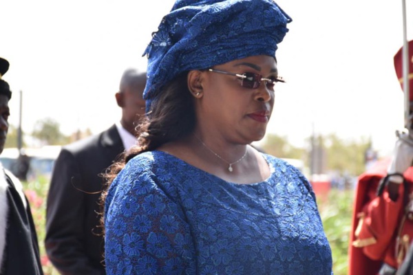 Marième Faye Sall à bord d'un vol régulier d'Air Sénégal à destination de ...