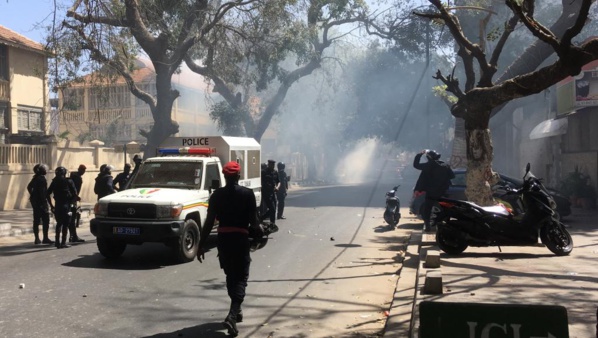 URGENT- Quelques opposants au régime dispersés par des grenades sur l'avenue Bourguiba